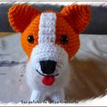 Petit chien welsh Corgi au crochet