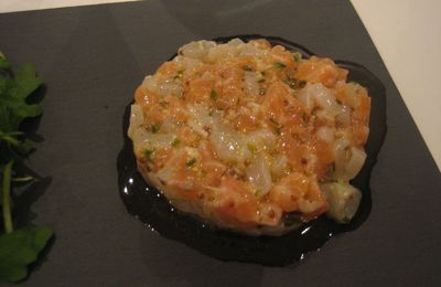 Tartare de saint-jacques et saumon marinés à la crème acidulée