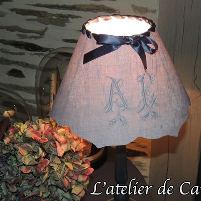 Abat-jour gris monogramme AE avec des clochettes de muguet fait main