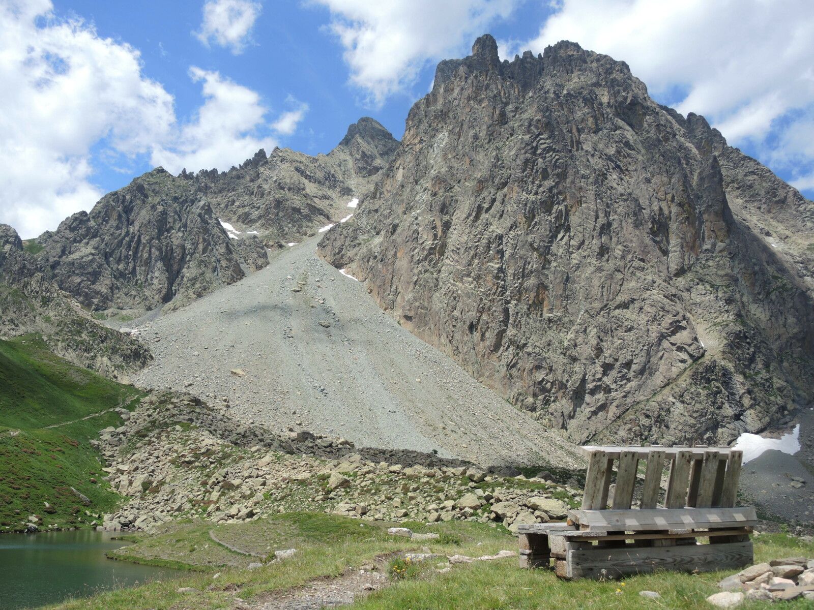 Refuge de Pombie, rando-Pombie-Peyreget, lac, pic du Midi d'Ossau et banc (64)