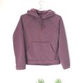 La saison des sweats #1 - Pour elle, un sweat à capuche et poche kangourou.