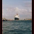 Le Queen Mary 2 de la CUNARD quitte le port du HAVRE