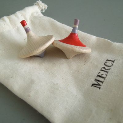 Les doublettes. Toupie en bois de hêtre peint à