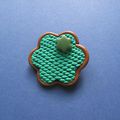 Broche : marron et vert.