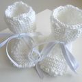 tricot bebe, chaussons blancs, fait main bb