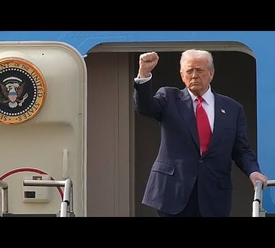 Les petits garçons qui se défient dans la cours de récréation