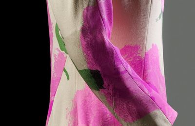 Cristóbal Balenciaga, Long evening gown, in ivory silk crepon with a delicate floral pattern in shades of pink and green (1968)