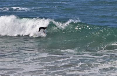 Surfeurs sur le spot de Lostmarc'h, à Crozon, le 22 juin 2020