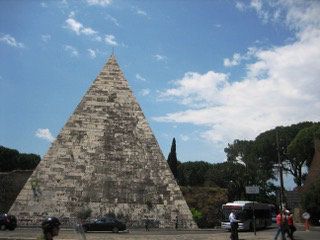Rome, étrange et curieuse (38/45). Rione Testaccio XX (1) – Une pyramide romaine – Via Raffaele Persichetti.
