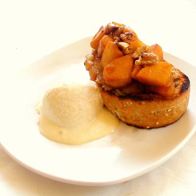 Bruschetta façon tarte tatin avec une boule de glace pour faire chaud froid  et le logo culino version :) 