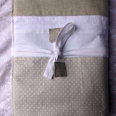 Matelas à langer nomade aux couleurs naturelles (beige et blanc)