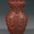 Beau vase balustre en laque de cinabre. Chine, XVIe siècle 