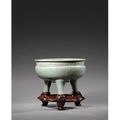 Brûle-parfum tripode en grès céladon longquan. Chine, dynastie Ming, XVIIe siècle, daté 1655. 