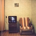 Extrait : "Série diffusée sur la télévision de la chambre 508 de l'hôtel Valdemars, Riga" (2003), d'Olivier Culmann