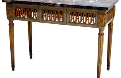 Table console rectangulaire à ressaut central, XVIIIe siècle. 