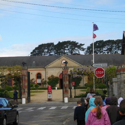 PONEY AVEC LES ELEVES DE CE1