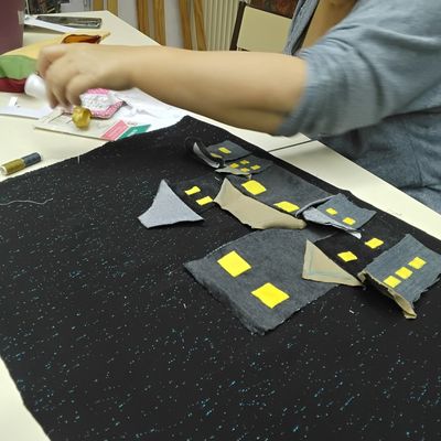 Gwendoline et Martine aux prises avec les patrons...Catherine est à la phase essayages et Evelyne continue ses maisons