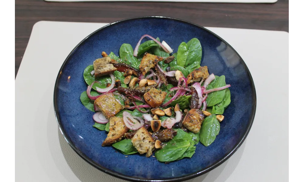salade d'épinards, dattes et amandes 
