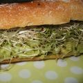 Sandwich pleine fraîcheur (crème d'avocat, feta, concombre & alfafa)