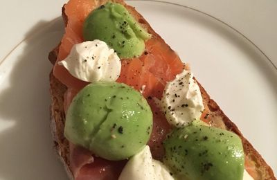 Toast à l'avocat et à la truite fumée de Jamie Oliver