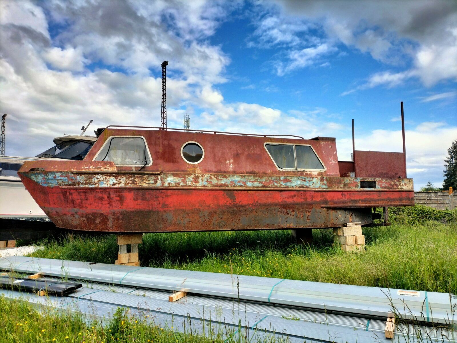 Marseilles-Les-Aubigny, les Calès, bateau. (18)