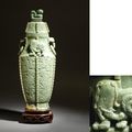 Chine. Grand Vase couvert reprenant la forme d'un fanghu archaïque en jadéïte de Birmanie verte translucide veinée de vert foncé