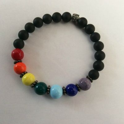 Bracelet les 7 chakras - Perles en verre filé à la lampe artisanales - perles noires mates du Brésil - Perles ciselée style Bali