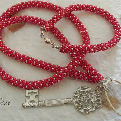 Parure crochetée de rouge & d'argent...