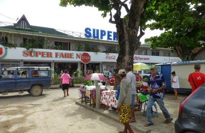 Huahine La poste et le marché