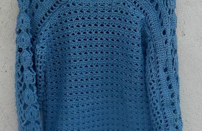 Merveilleux pull bleu denim au crochet Taille 38/40