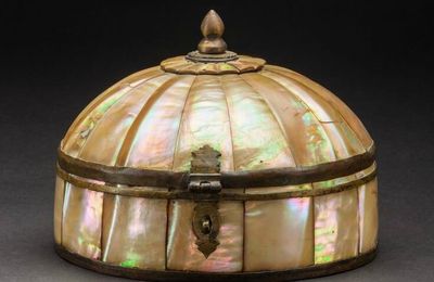 Gujarat mother of pearl container or pandan, India, 16th-17th century