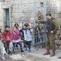Les forces israéliennes visent des écoles et des enseignants palestiniens à Jérusalem Est et à Hébron