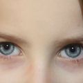 J'assortis les yeux de mon enfant à sa tenue