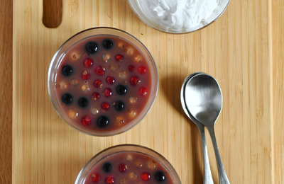 VERRINE DE FRUITS ROUGES EN GELÉE DE FRUITS, CHANTILLY DE COCO