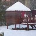 une petite cabane sous la neige