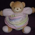 Doudou ours boule, Kaloo Candy, en spirale,beige violet rose vert jaune www.doudoupeluche.fr