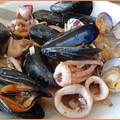 Palourdes, moules et encornets à l’ail et à l’ origan