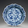 Plat lobé en porcelaine bleu et blanc. Chine, dynastie Ming, marque et époque Wanli 