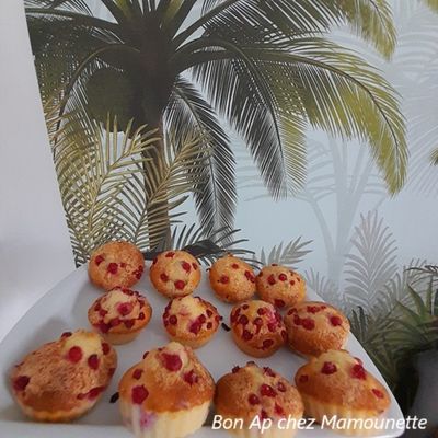 Petits gâteaux aux groseilles du jardin et à la crème fraîche