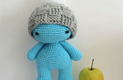 Petit garçon au crochet avec son bonnet de ski, amigurumi