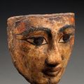 Masque de sarcophage anthropomorphe peint en ocre. Egypte, Nouvel Empire - Troisième Période Intermédiaire. 