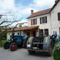 1er Mai. Rassemblement de vieux tracteurs sur la place du Marcadieu.