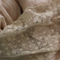 ..détails d'une robe de bal en soie rose pale...