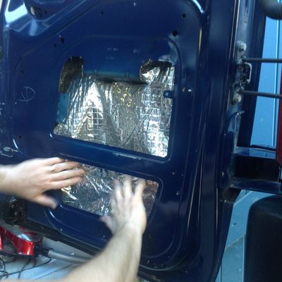 les panneaux des portes arrières.