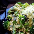 Quinoa en salade, asperges vertes, fleurettes de brocoli et sauce au pesto