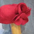 Deux chapeaux AGATHE en laine bouillie pour le Vestiaire... : rouge et marine...
