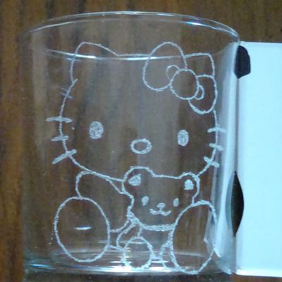 verre et assiette gravés Hello Kitty