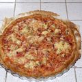 Pizza jambon, tomates, fromage et champignons.