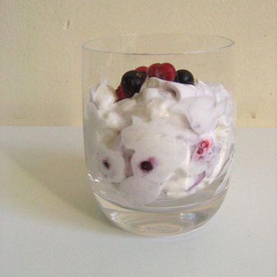 Un eton mess pour faire simple : de la chantilly, des fruits rouges et une meringue.