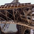 le dessous de la tour eiffel